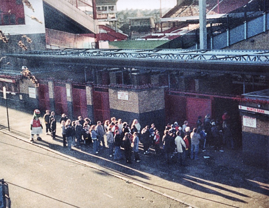 Gunnersaurus w crowd outside Arsenal Museum